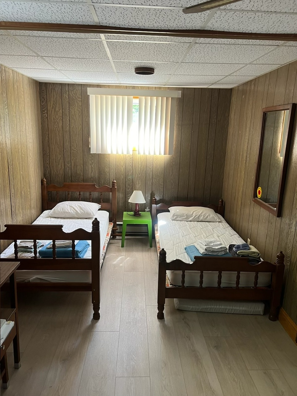 dhomë gjumi e vogël me 2 krevate dopio, jashtë ambientit të përbashkët lart - dera e palosshme e stilit akordan ofron privatësi