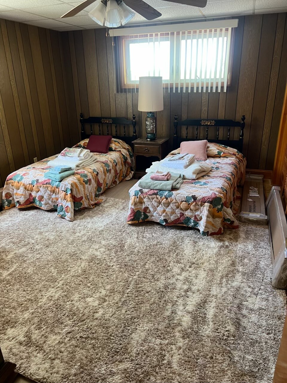 lart me dy dhoma gjumi, dollap i plotë dhe komodinë në këtë dhomë mjaft të madhe