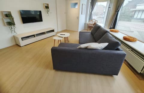 Spacious 5-person Apartment | Next to the station | Amsterdam 20 min
