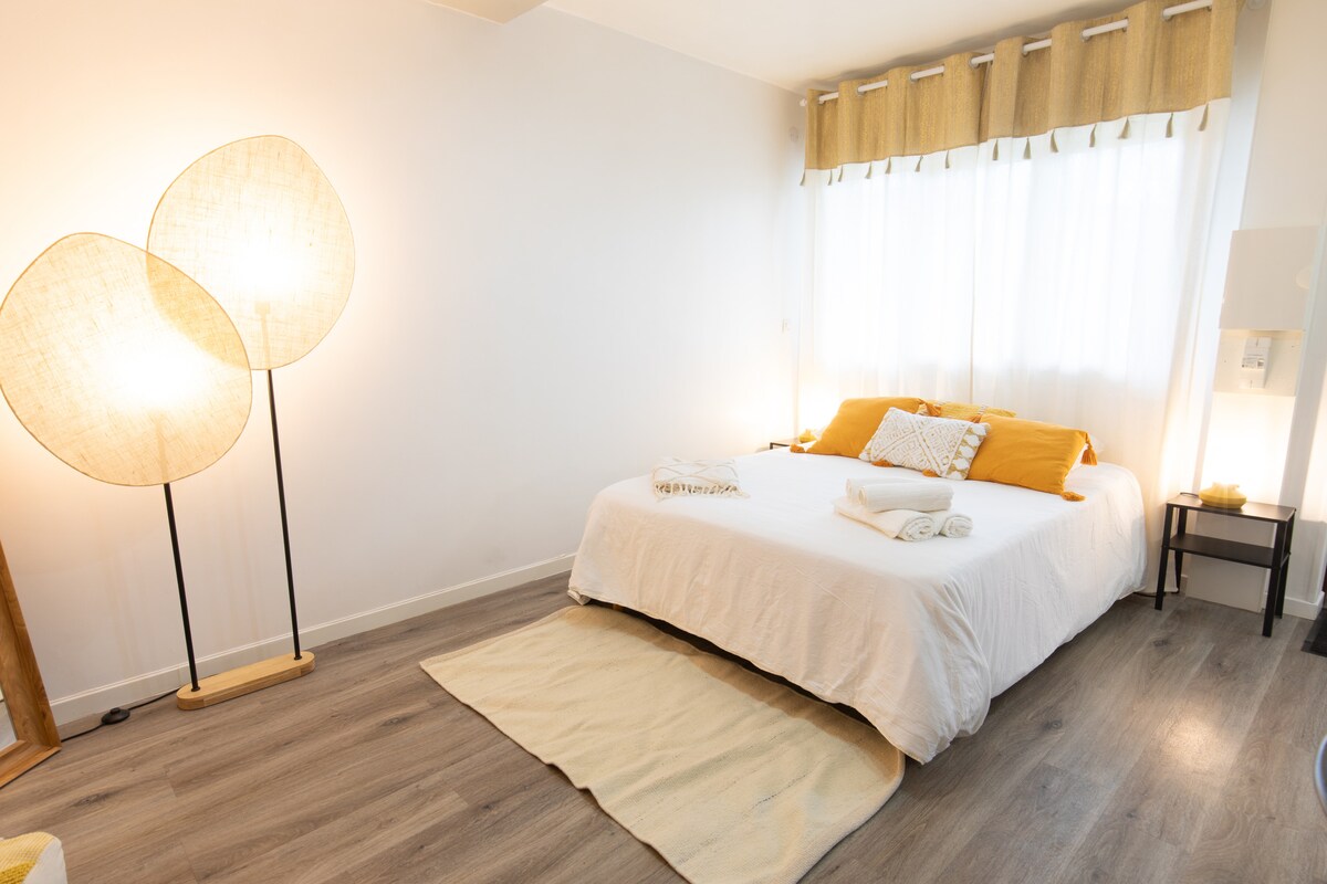 De woonkamer heeft een tweepersoonsbed aan de overkant van de open haard.