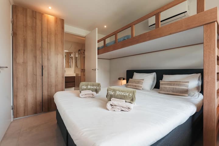 Dormitorio 2 con cama tamaño king y litera adicional con cama individual 90x200. 