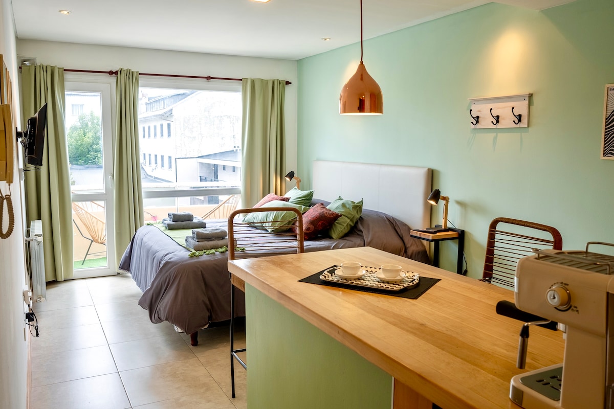 ที่พักที่ทุกอย่างไหลผ่าน  เตียงผสมผสานอย่างกลมกลืนกับห้องรับประทานอาหารสร้างบรรยากาศที่กว้างขวางและใช้งานได้ดี  เหมาะสำหรับการเพลิดเพลินกับความสะดวกสบายในที่เดียว
