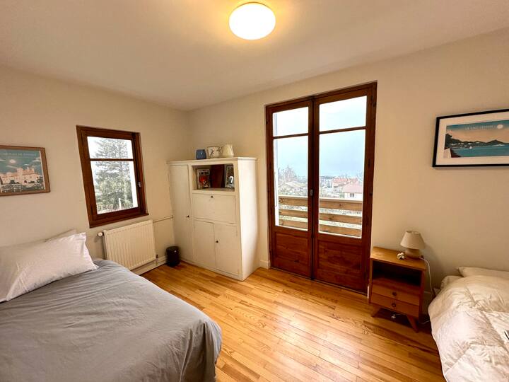 Dhoma e dytë e gjumit lart me dy krevate dopio.