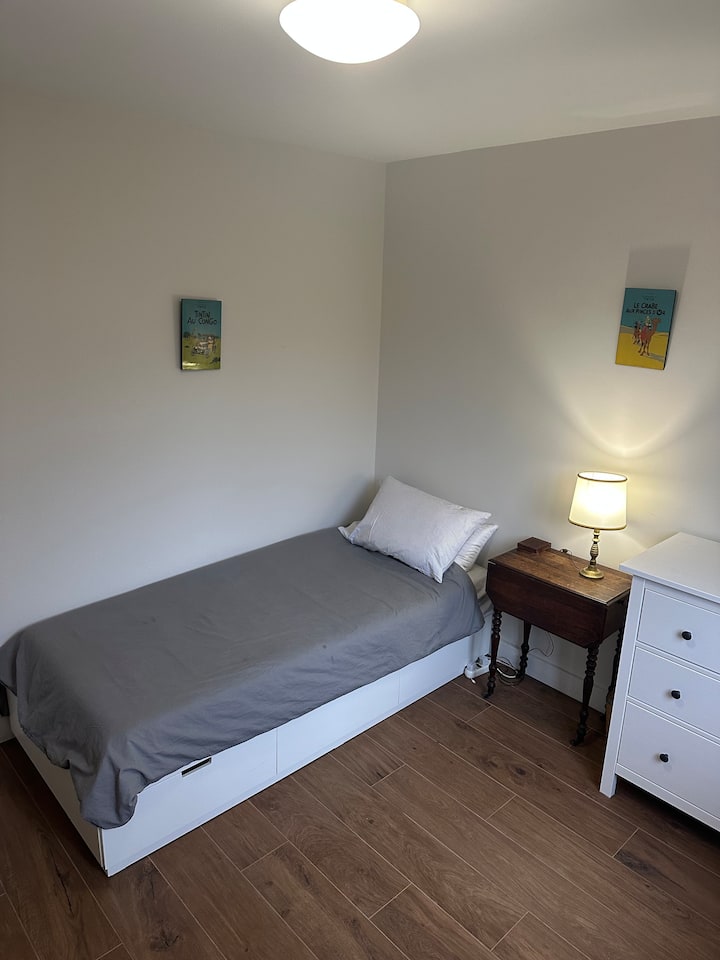 Dhoma e dytë e gjumit në katin e poshtëm me një krevat dopio.
