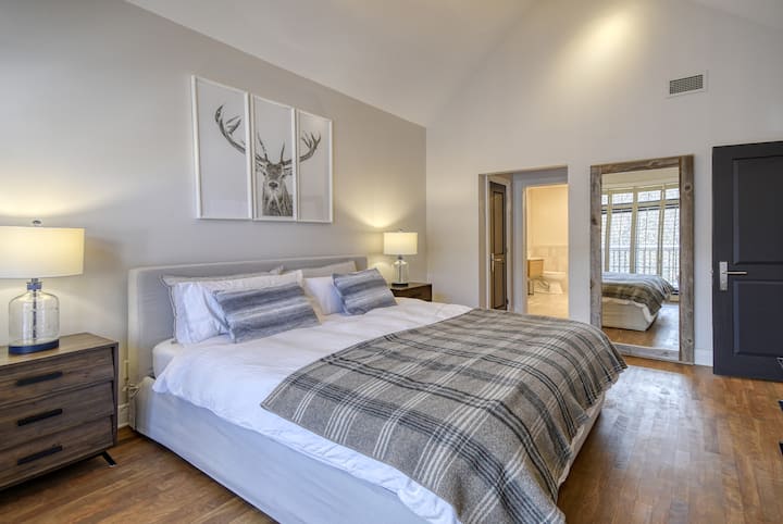 მთავარი საძინებელი (საწოლი 193×203 სმ) მეორე სართულზე, საკუთარი სააბაზანოთი