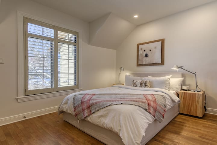 საძინებელი მეორე სართულზე, რომელშიც არის 183×224 სმ ზომის საწოლი 