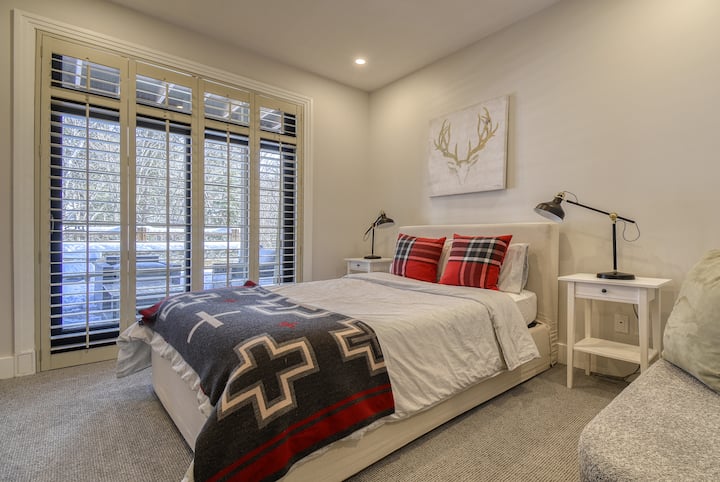 სარდაფის მეორე საძინებელი; 152×203 სმ ზომის საწოლი