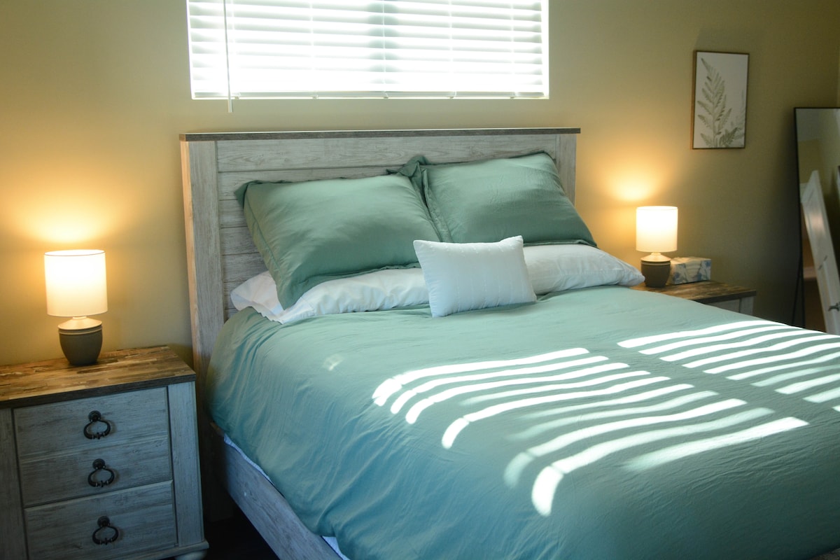 Una cama tamaño queen proporcionará un buen sueño nocturno o un lugar para leer en lo profundo de la noche.