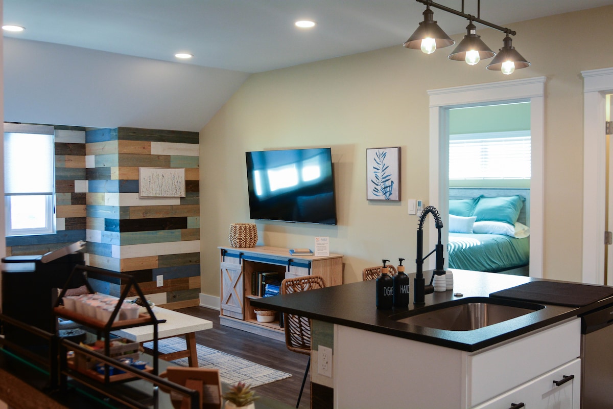 Este nuevo televisor inteligente de 55 pulgadas se puede ver desde todas partes del dormitorio principal.