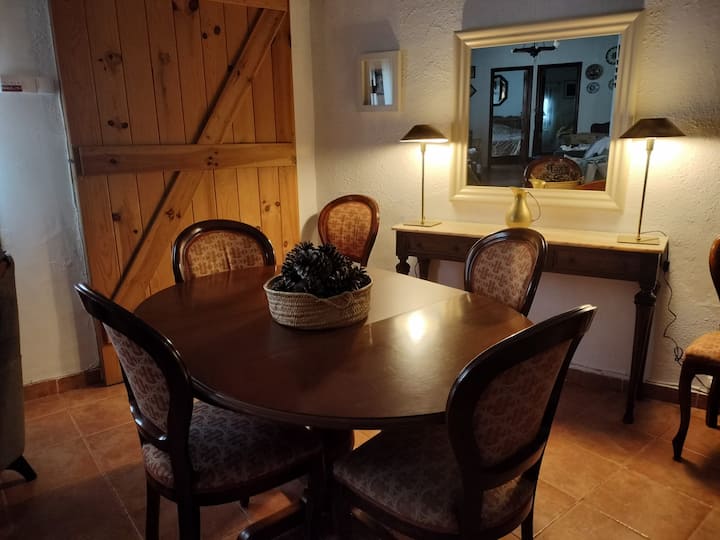 Casa Del Olmo.   Casa Rústica En El Campo - Requena, España