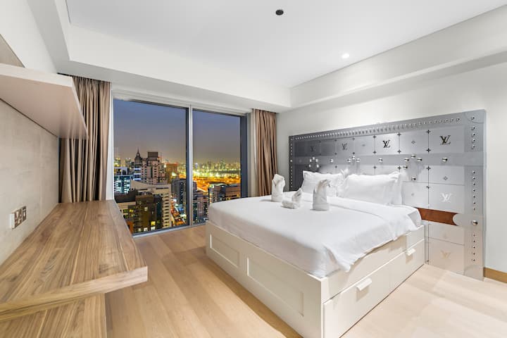 卧室度假胜地：在这个豪华的度假胜地中，您可以欣赏迷人的城市景观和设计师装饰！