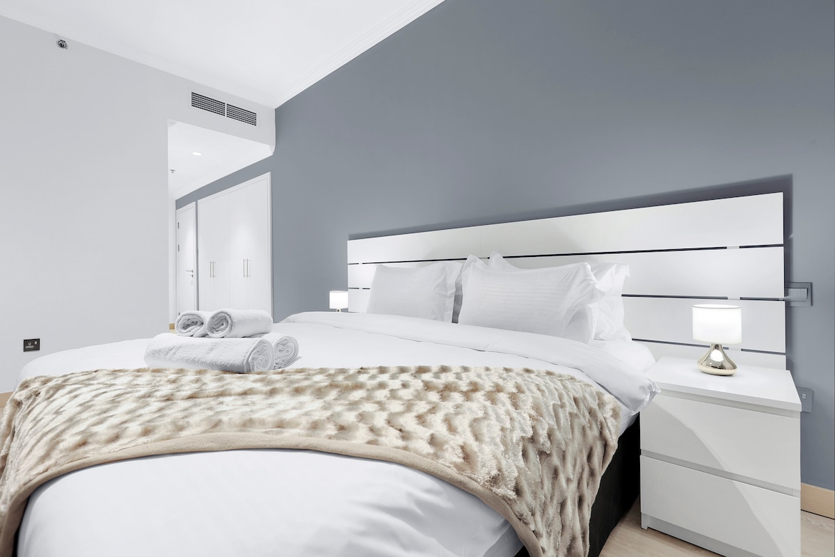 غرفة النوم: أناقة عصرية مع مفارش فاخرة وألوان مريحة لقضاء عطلة هادئة!