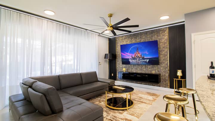 U ovom otvorenom prostoru pronaći ćete kuhinju, dnevni boravak i blagovaonicu. Naša je kuhinja u potpunosti opremljena. U dnevnom boravku vidjet ćete televizor, kauč na razvlačenje i stropni ventilator. Tu je i blagovaonica sa stolom i stolicama.       