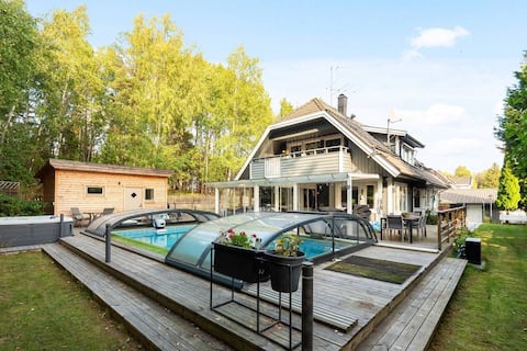 Spa villa i Stockholm - Pool, jacuzzi & bastu