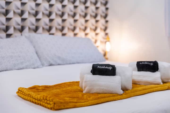 Dobro došli u svoje spokojno utočište! Ova prostrana bračna soba savršen je spoj udobnosti i elegancije. U prostoriji se nalazi bračni krevet koji jamči miran san. 