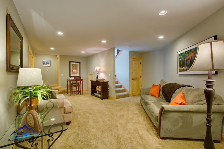 Habitación familiar al pie de las escaleras: ¡disfruta de ajedrez, zona de lectura tranquila y juegos de mesa + sofá cama!