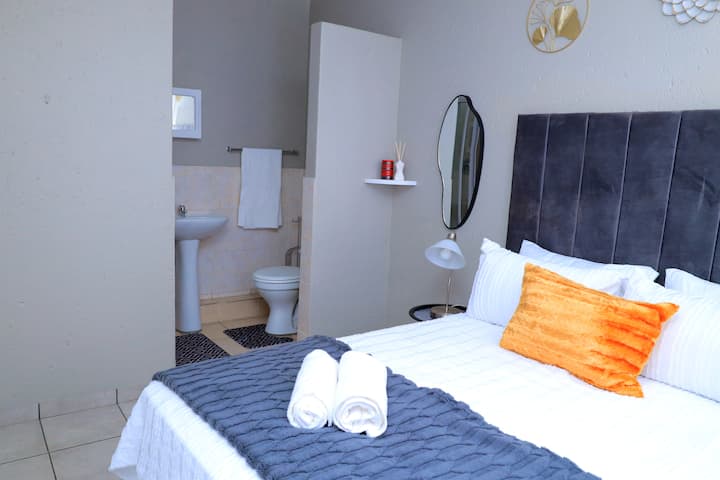 Dhoma kryesore e gjumit me dush dhe tualet.