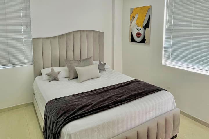 Chambre avec lit queen et placard