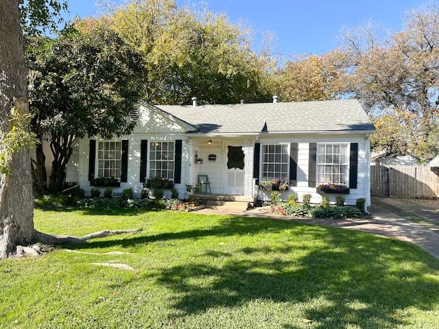 Quiet & Dreamy Forest Hills Home