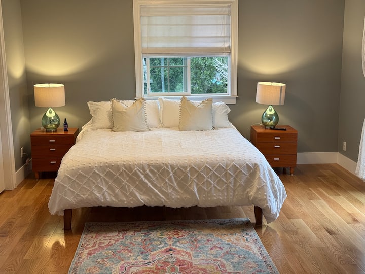 พักผ่อนในห้องนอนที่เงียบสงบนี้พร้อมเตียงนุ่ม ไฟส่องสว่างเบาๆ และพื้นไม้อบอุ่นเพื่อการนอนหลับพักผ่อนเต็มอิ่มในยามค่ำคืน