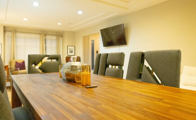 Luxury Glenview Retreat with Stunning Amenities gallery image 4