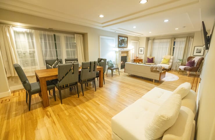 Luxury Glenview Retreat with Stunning Amenities gallery image 3