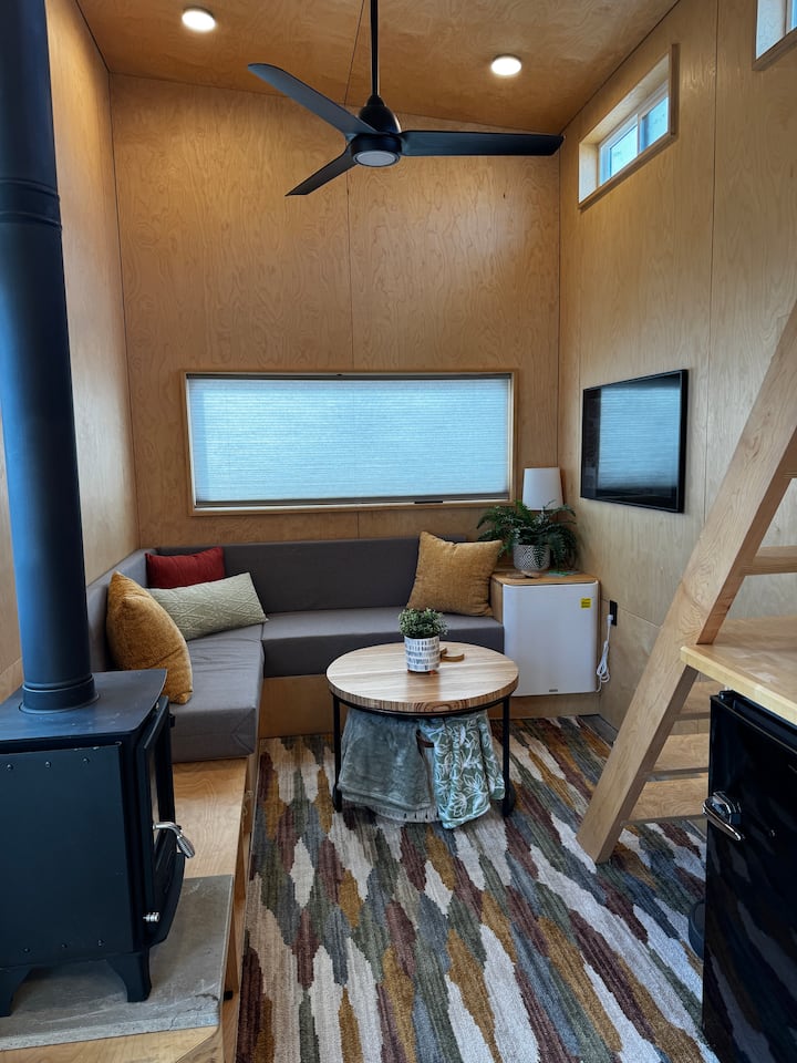 Tiny Oasis - Tiny House Getaway - Lofted Bedroom - Grand Junction, CO