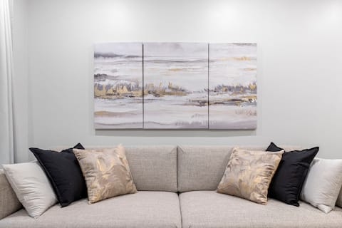 Popular Airbnb listing: Large Family Home: Downtown-Airport- Shops-Tanger. in Kanata