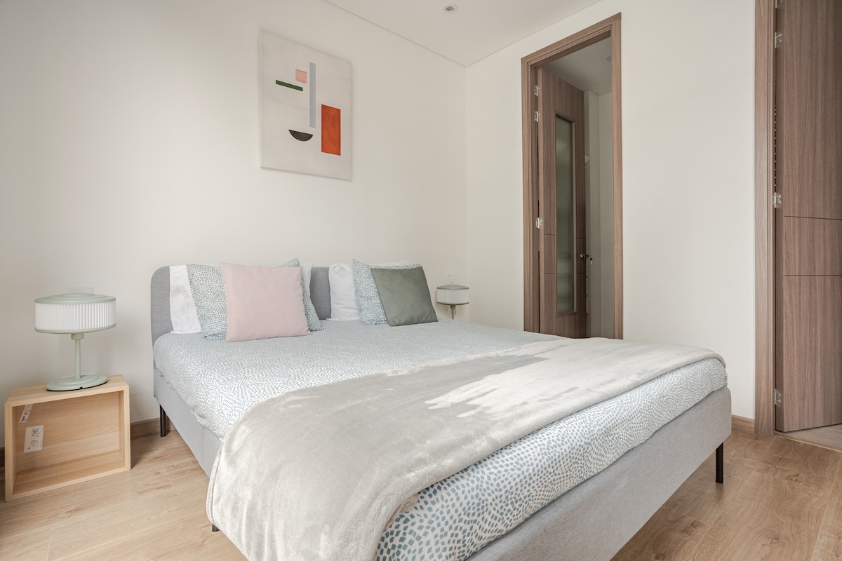 Დატკბით კომფორტული საწოლით Queen, რომელიც იდეალურია დასვენებისა და დასვენებისთვის.