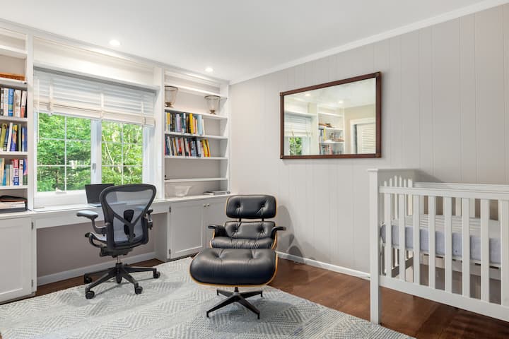 这间客房配有一张标准双人床和一张婴儿床。