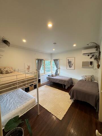 30 Elizabeth – Sleeps 10! gallery image 4