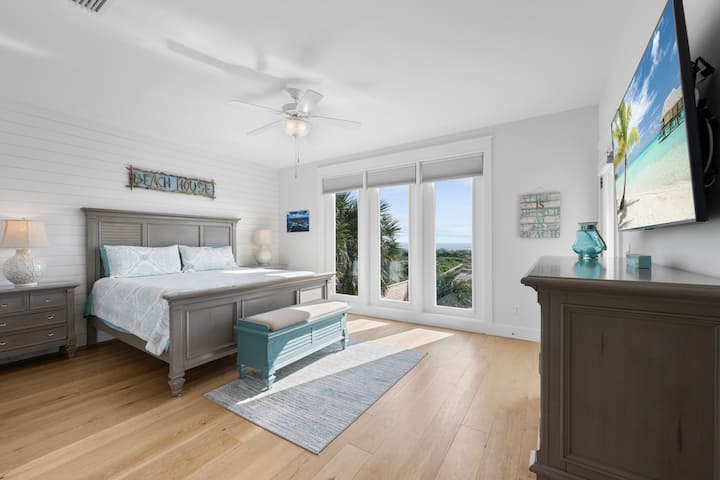 غرفة نوم أساسية بسرير كينج وتلفزيون عالي الدقة وإطلالات واسعة!