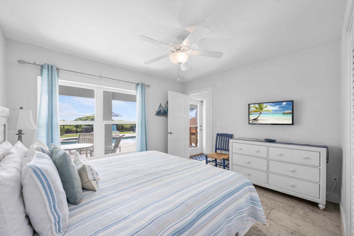 Dormitorio King junto a la piscina en el primer piso. HDTV y baño privado.