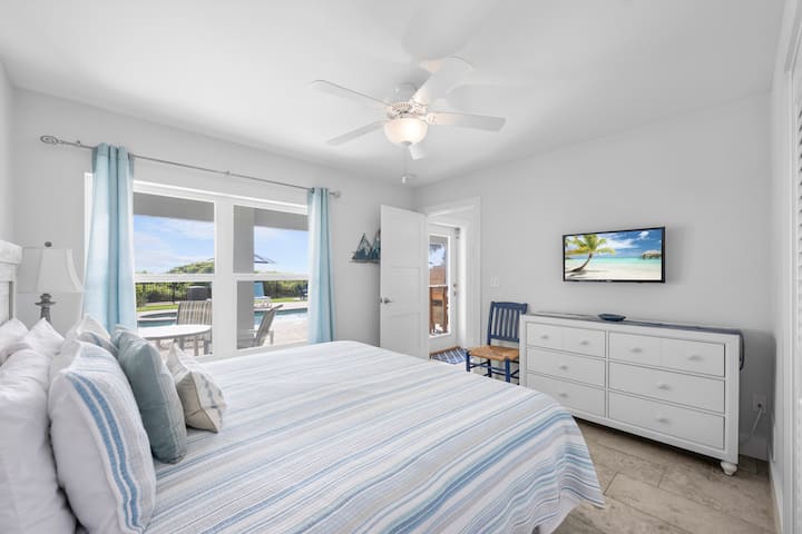 غرفة نوم كينج بجانب حمام السباحة في الطابق الأول. تلفزيون عالي الوضوح وحمام داخلي.