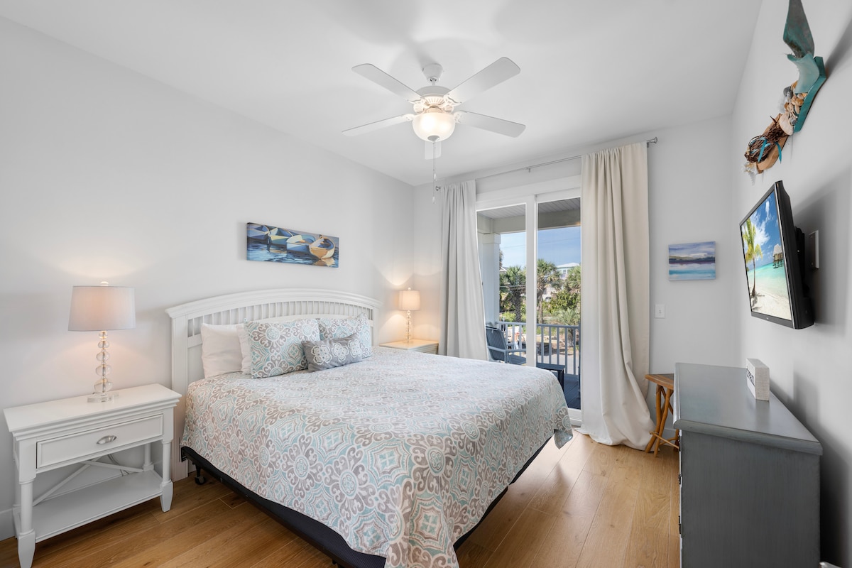 Dormitorio King en el segundo piso (frente). HDTV y baño privado.