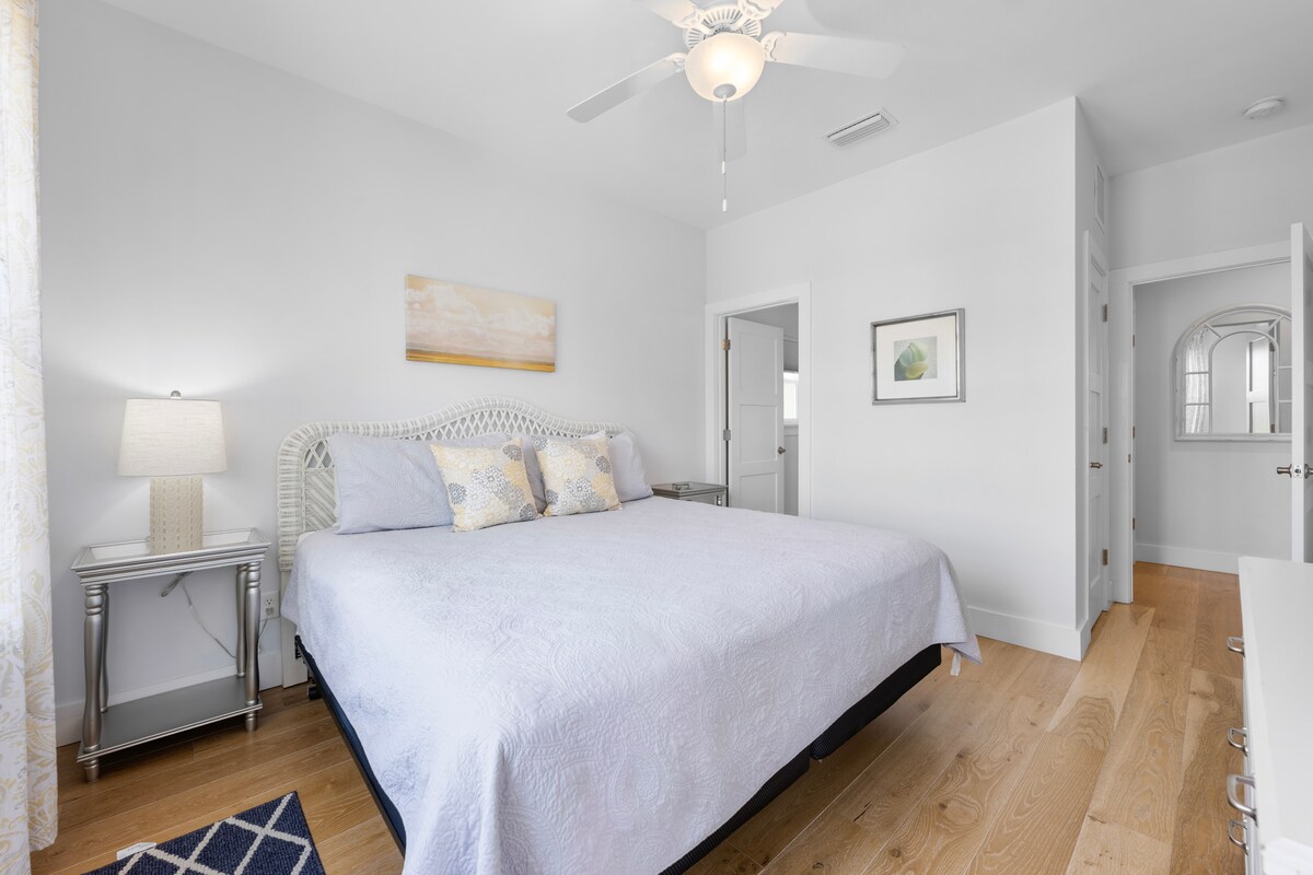 Dormitorio King en el segundo piso (frente). HDTV y baño privado.