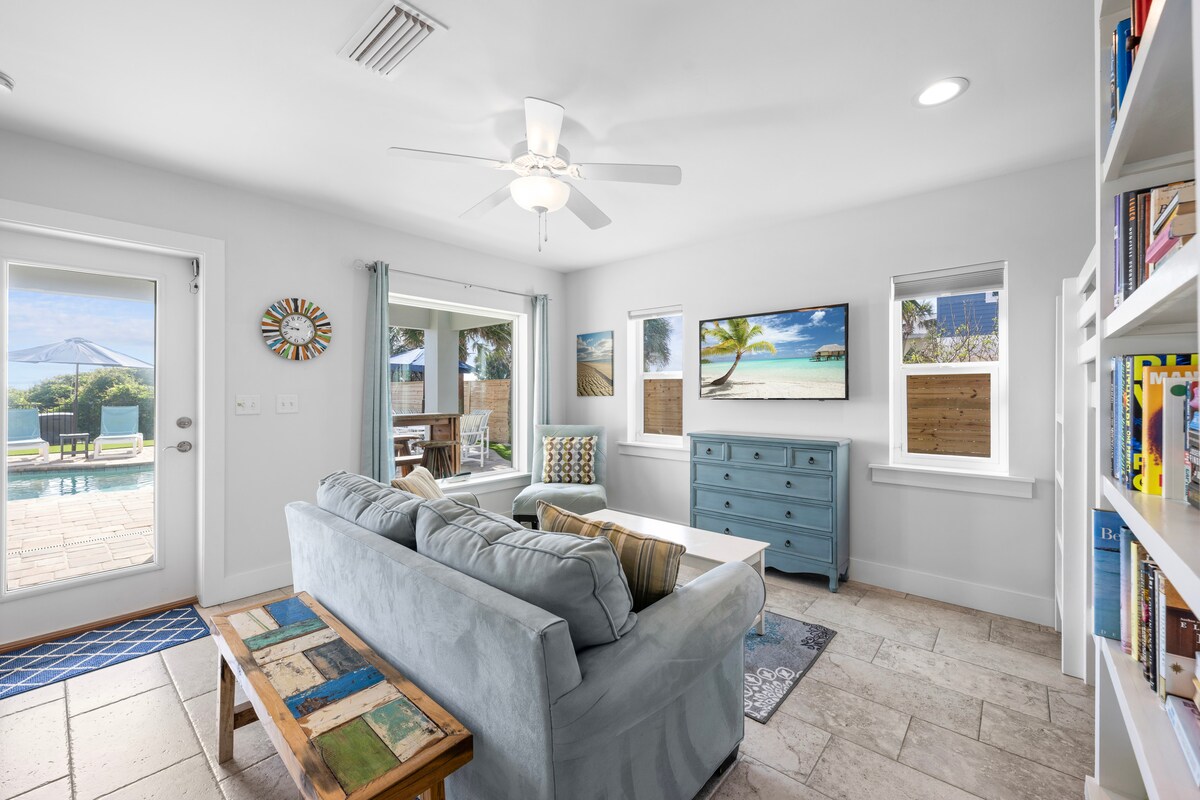 Sala de recreo en el primer piso con dos literas y un sofá cama (capacidad para 4 personas).