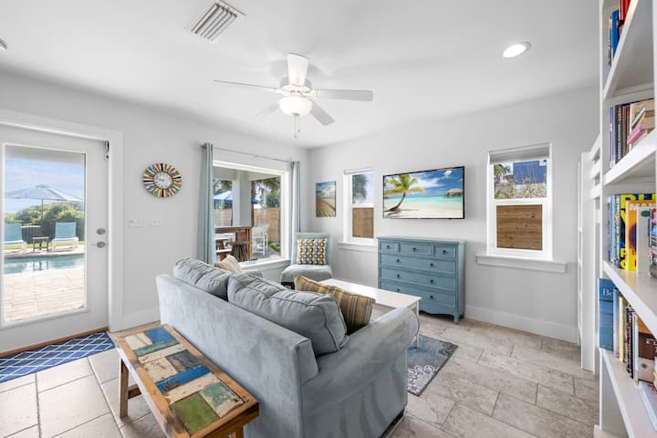 غرفة ترفيهية في الطابق الأول مع سريرين وأريكة للنوم (تسع 4 أشخاص).