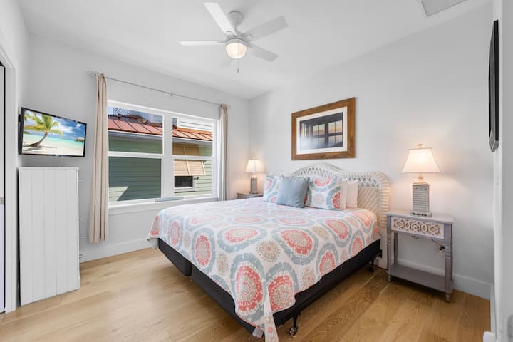 سرير بحجم كبير، تلفزيون عالي الدقة، وحمام داخلي. 