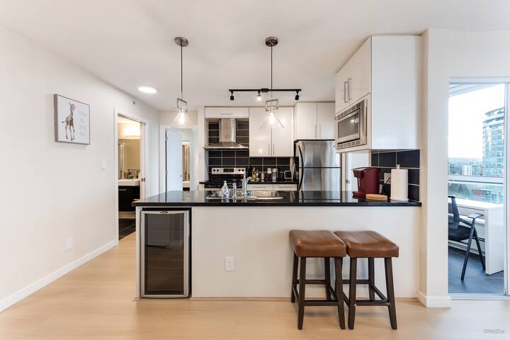 Heart of Downtown｜3BR｜Pool+Sauna+Parking+Views! gallery image 4