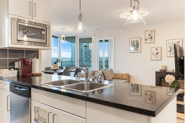 Heart of Downtown｜3BR｜Pool+Sauna+Parking+Views! gallery image 2