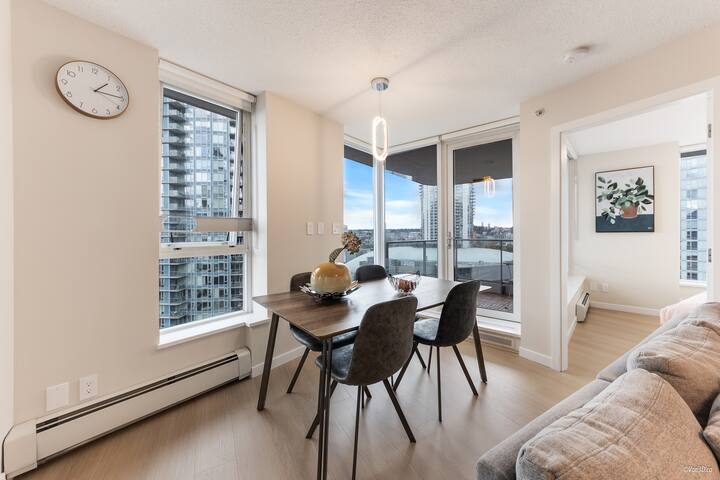 Heart of Downtown｜3BR｜Pool+Sauna+Parking+Views! gallery image 3