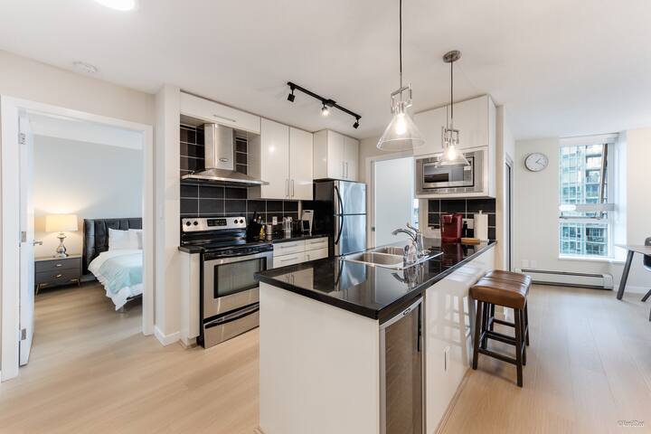 Heart of Downtown｜3BR｜Pool+Sauna+Parking+Views! gallery image 5