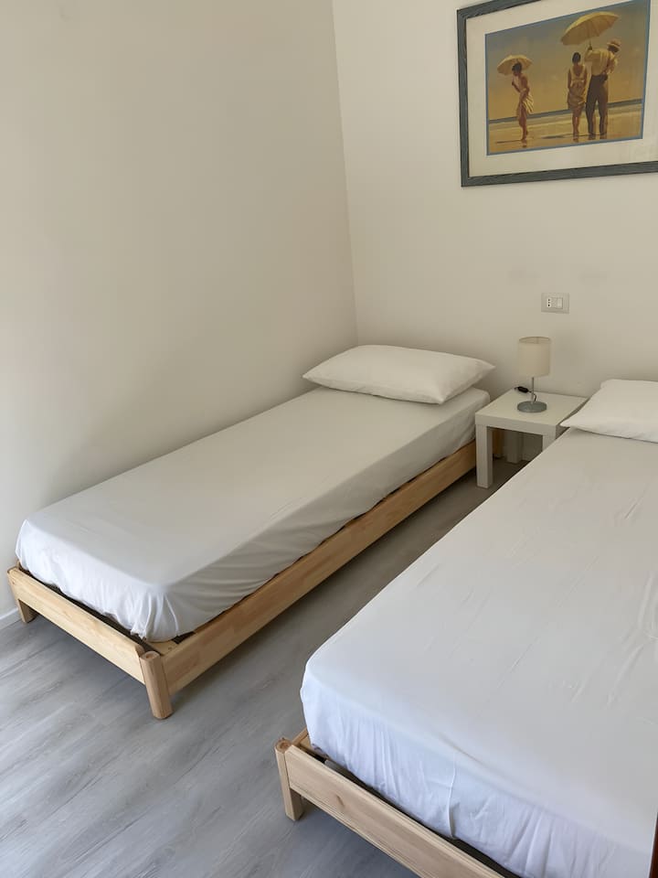 Táto izba so samostatnými lôžkami je ideálna pre rodiny alebo priateľov a je funkčná a poskytuje maximálne pohodlie počas vášho pobytu.