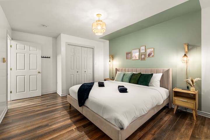 Chambre Moderm conçue avec le confort à l'esprit. Des stands de nuit de part et d'autre du lit avec des lampes et de nombreux rangements disponibles dans le placard