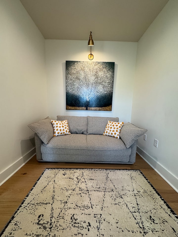 Tihi smještaj s pogledom na jezero. Može se upotrebljavati kao ured ili 4. spavaća soba.  