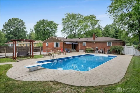 Just like home w Pool & Pool table