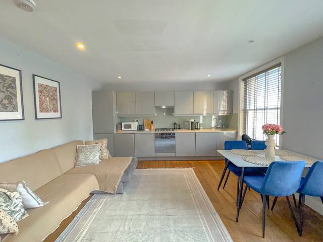 Central 2 Bed 2 Bath Duplex gallery image 3