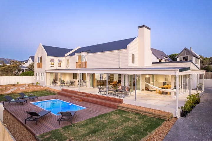 Thalassophile Beach House (6-8 sleeper)