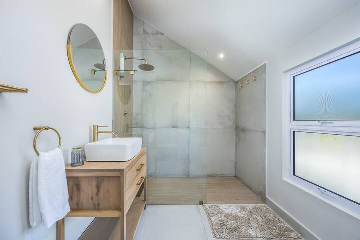 Thalassophile Beach House (6-8 sleeper) gallery image 4